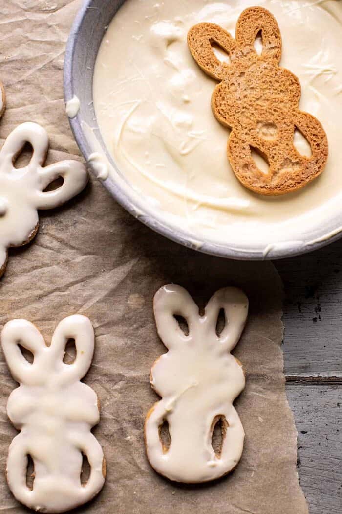 花生酱兔饼干蘸白巧克力的照片
