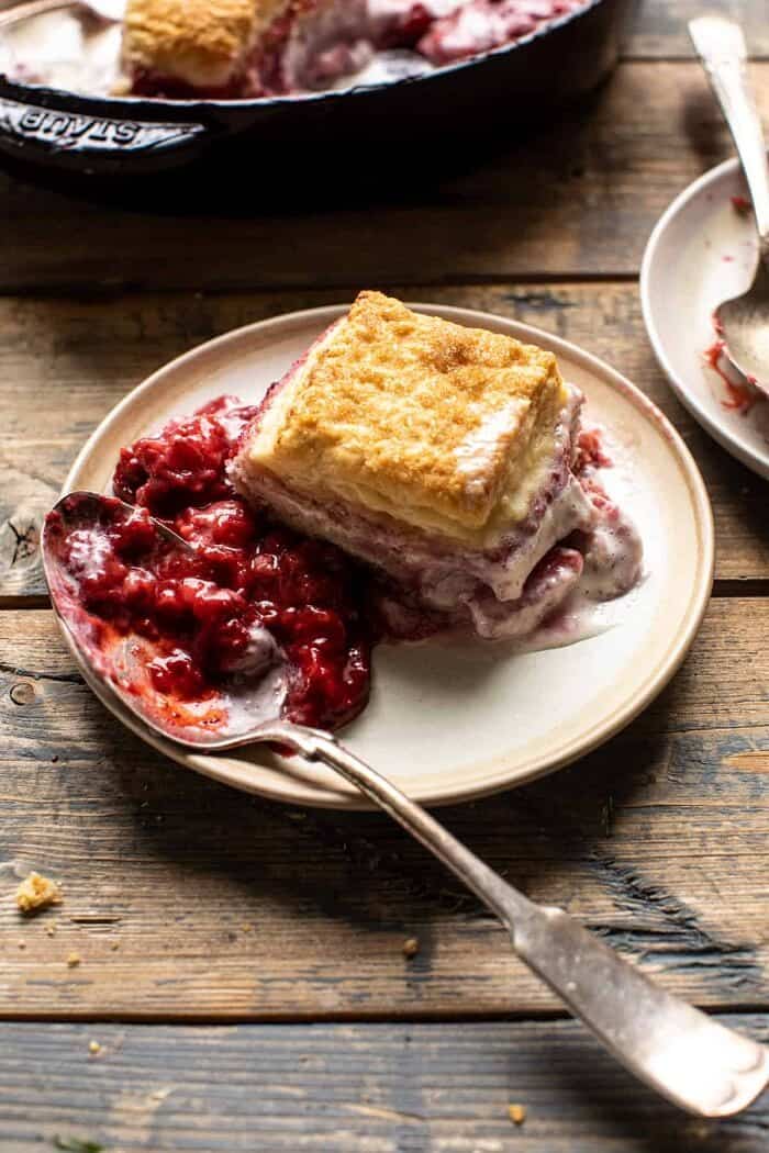 草莓波本馅饼和奶油芝士饼干放在一个盘子上的侧面照片