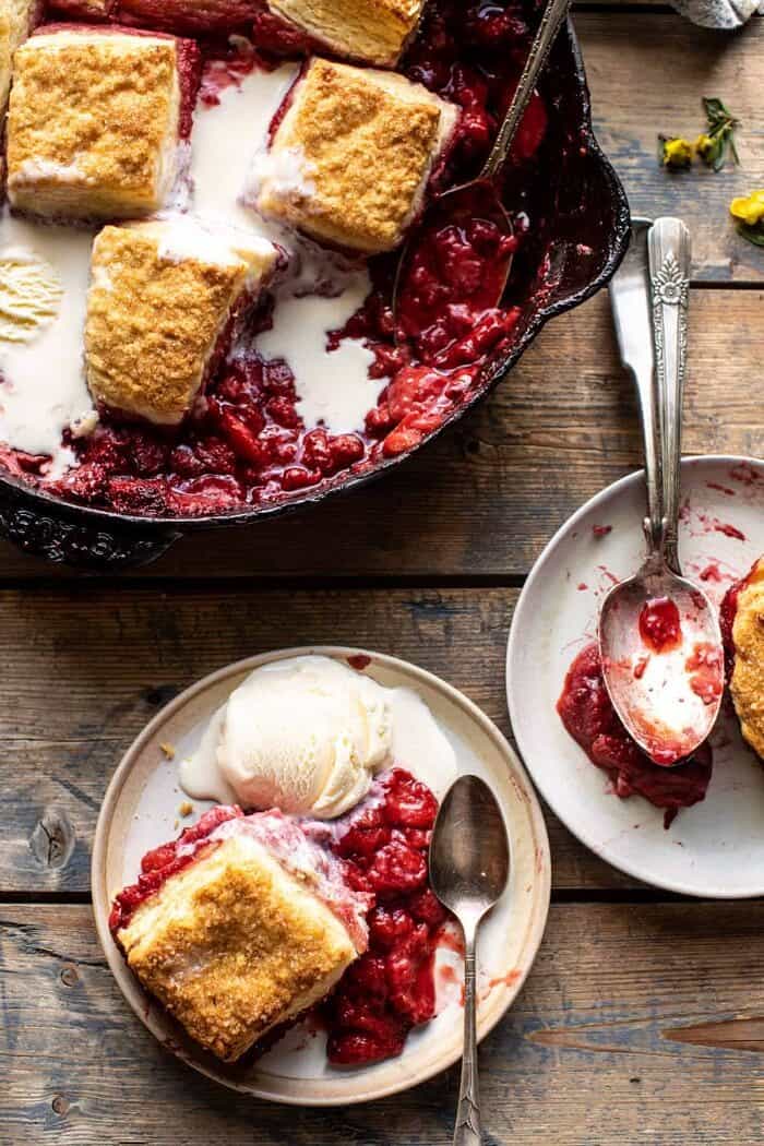 上方的照片，草莓波本馅饼和分层奶油芝士饼干在盘子里