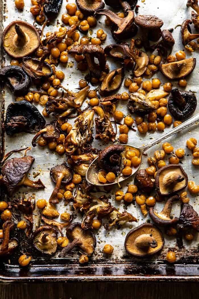 慢烤蘑菇和酥脆迷迭香鸡豆的准备照片在烤板上
