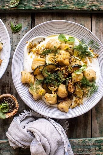 花椰菜Gnocchi用脆皮西葫芦和鞭打山羊奶酪|halfbakedharvest.com