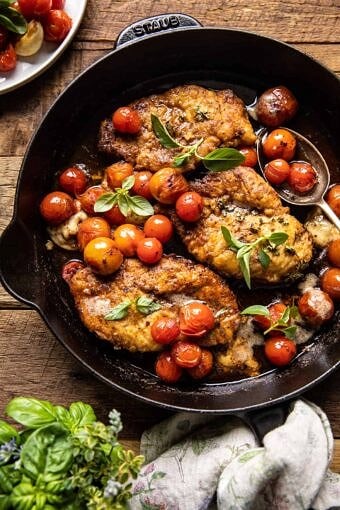 20分钟的佛罗伦萨黄油鸡和爆裂的樱桃番茄|halfbakedharvest.com
