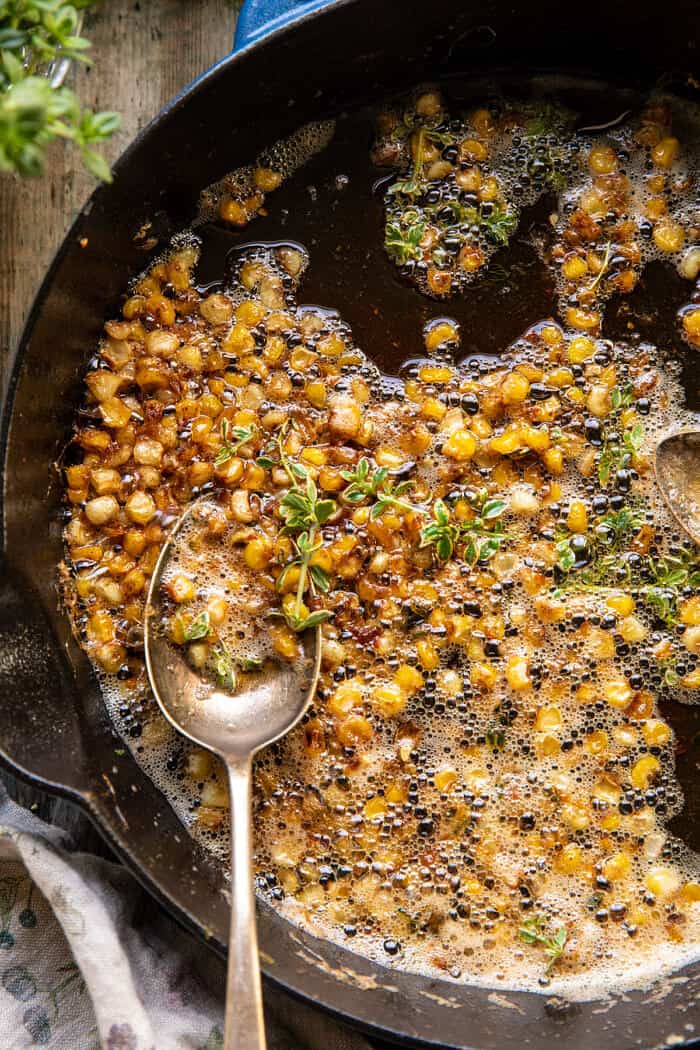 褐色的大蒜黄油玉米顶上的照片在煎锅