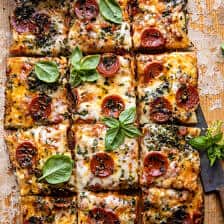 简单的平底锅番茄香草披萨。