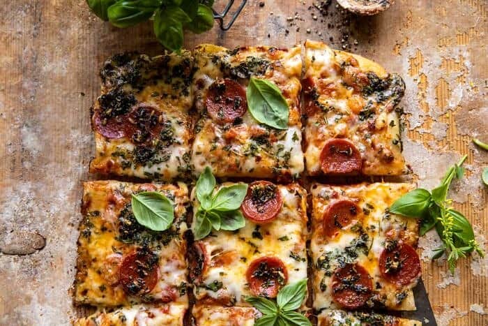 简单的单盘番茄香草披萨