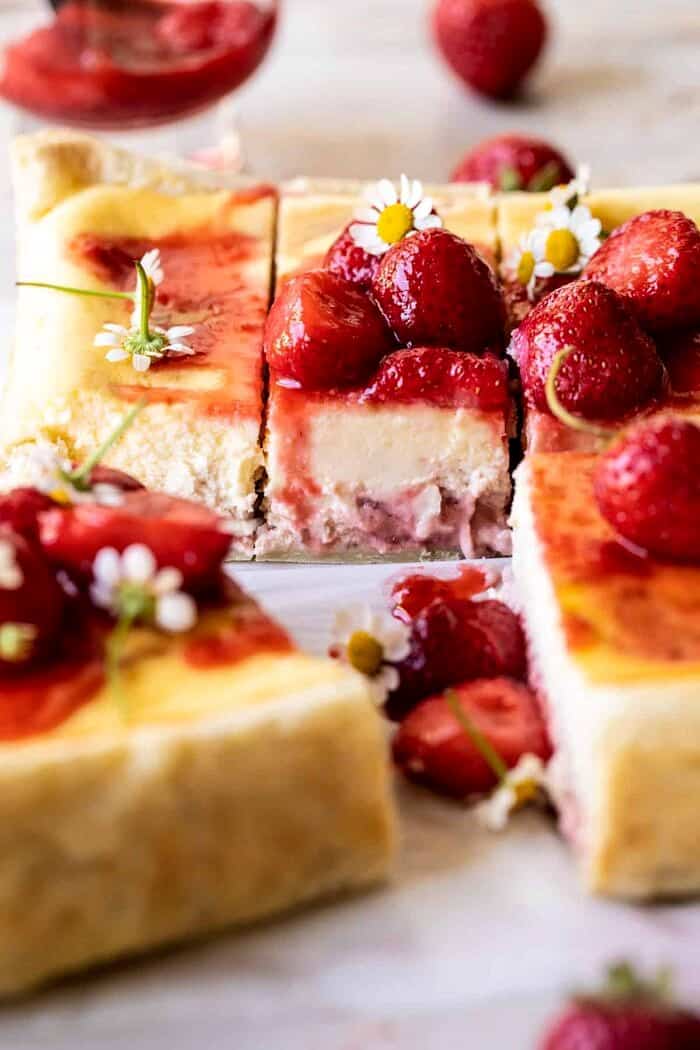 简单草莓甘菊芝士蛋糕片的照片
