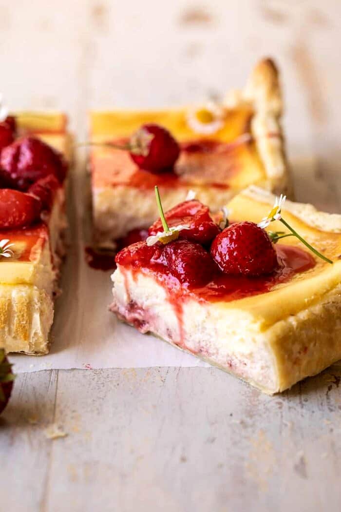 简单的草莓甘菊芝士蛋糕片的侧面照片