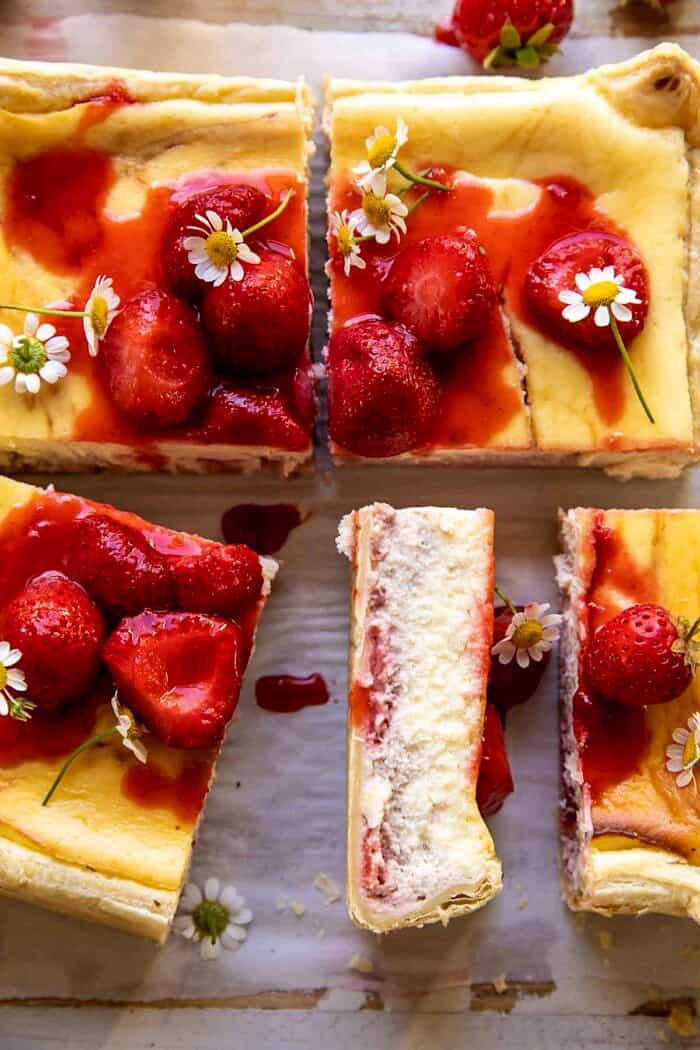 头顶照片简单的草莓甘菊芝士蛋糕片