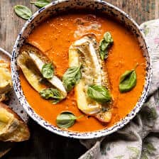 最简单的香草番茄汤，配上融化的布里干酪。