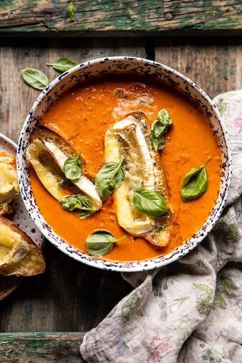最简单的冰川番茄汤与融化的Brie Crostini |halfbakedharvest.com