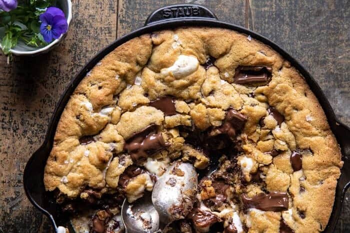 巨大的S 'mores填充巧克力薄片煎锅饼干的横向照片