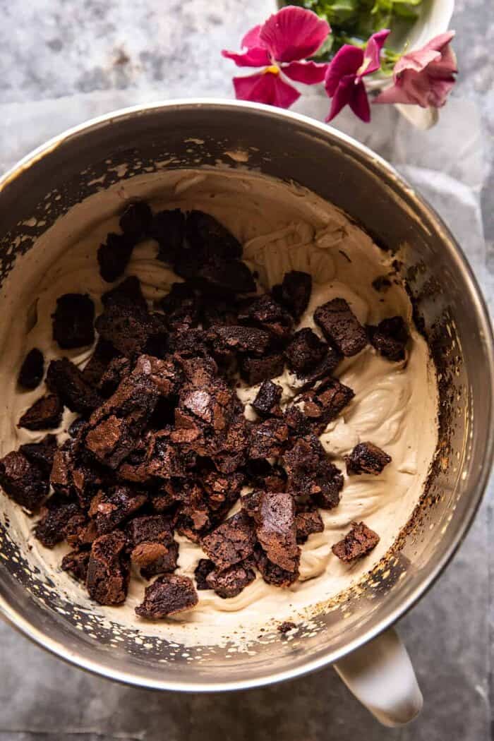 在冰冻之前，不要在搅拌碗中搅拌巧克力巧克力咖啡冰淇淋