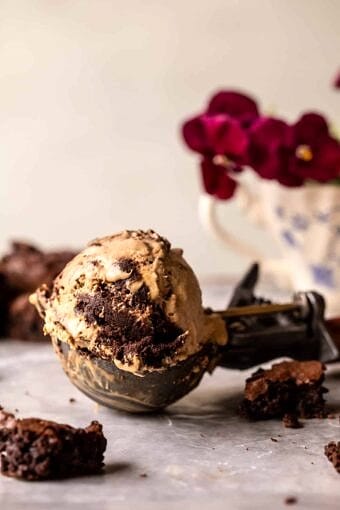 没有搅动软糖布朗尼咖啡冰淇淋|halfbakedharvest.com