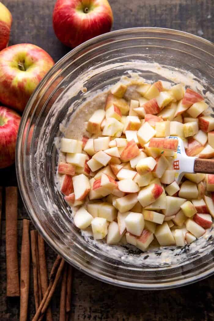 准备将苹果混合到油炸馅饼面糊的照片