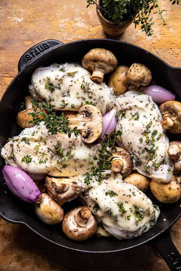 在烤之前，在平底锅里放上香草乳清干酪鸡和蘑菇