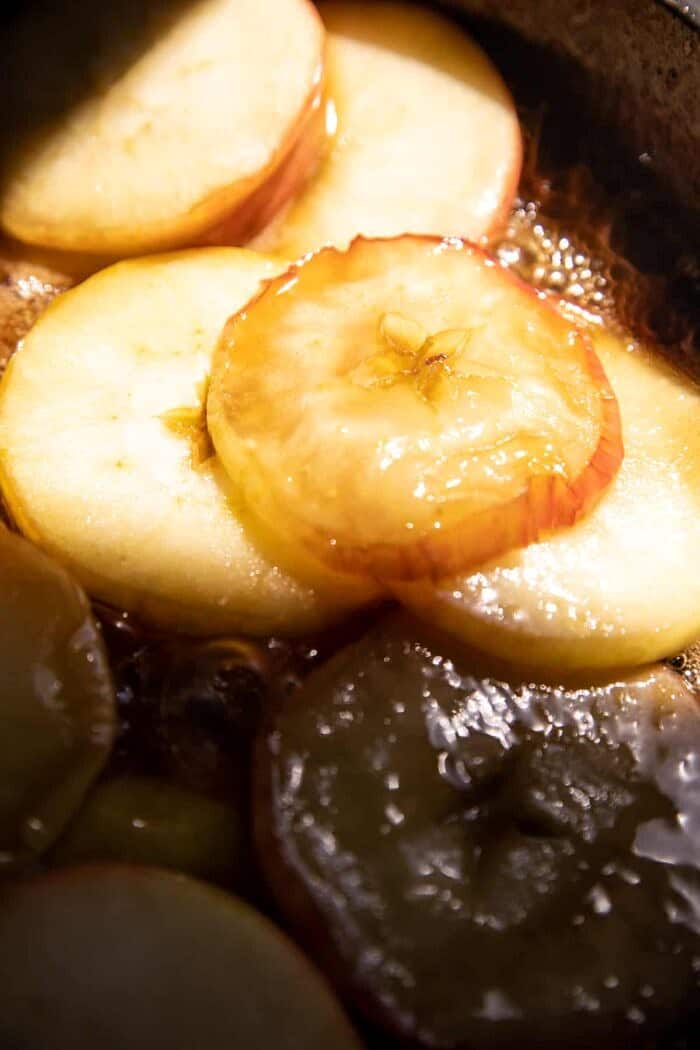 苹果用枫木烹饪的照片