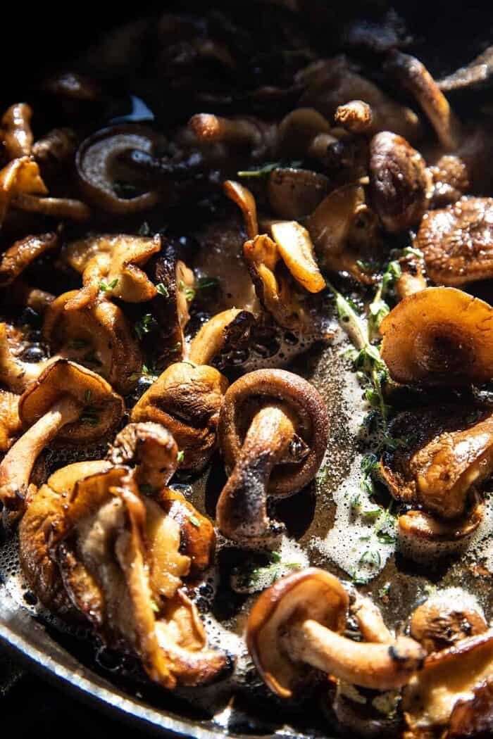 蘑菇在煎锅烹饪
