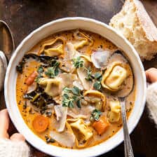 更健康的慢炖锅乳乳脂状的意大利式蔬菜汤。