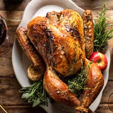 从农场到餐桌上有折扣的感恩节火鸡。