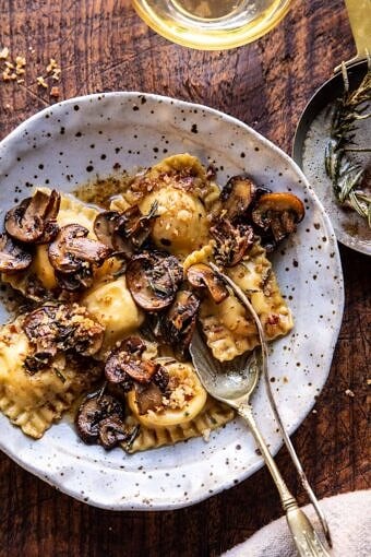 迷迭香黄油蘑菇和奶酪馄饨|halfbakedharvest.com
