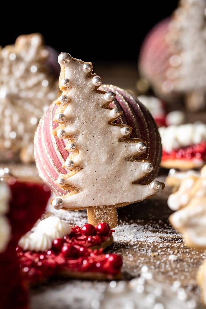 在圣诞老人曲奇饼的照片前面雪冬天树