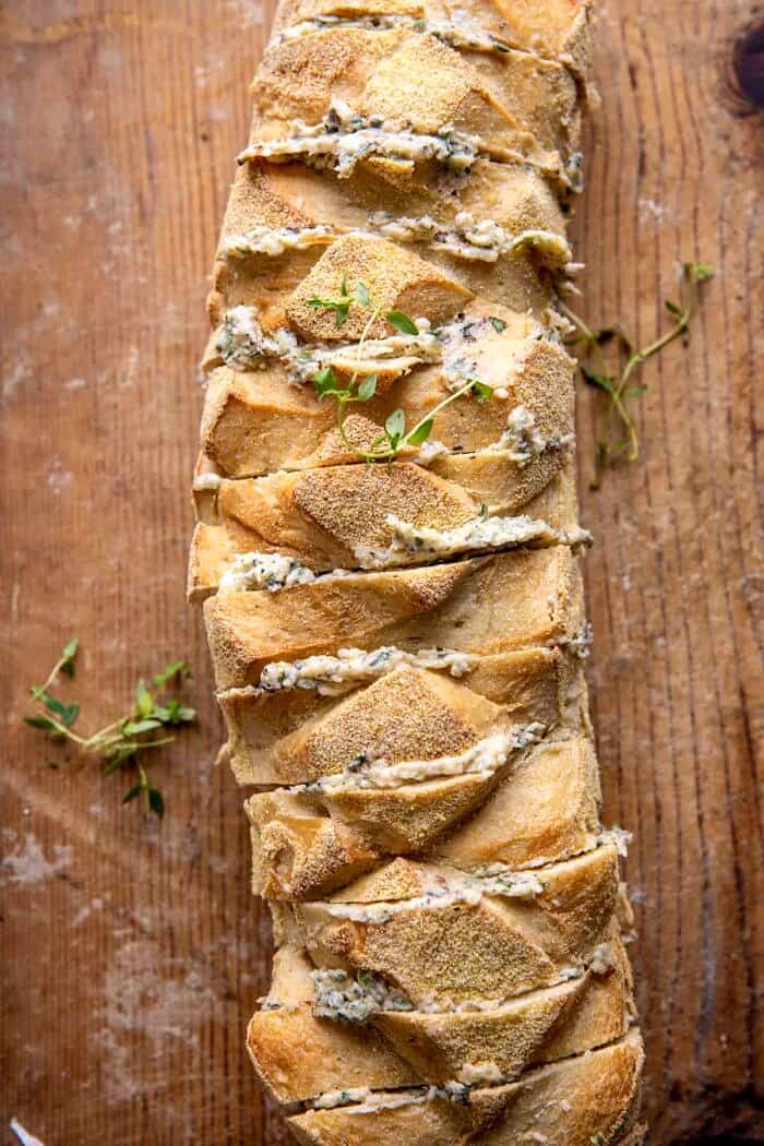 烤前准备一张容易掰开的大蒜帕尔马面包的照片