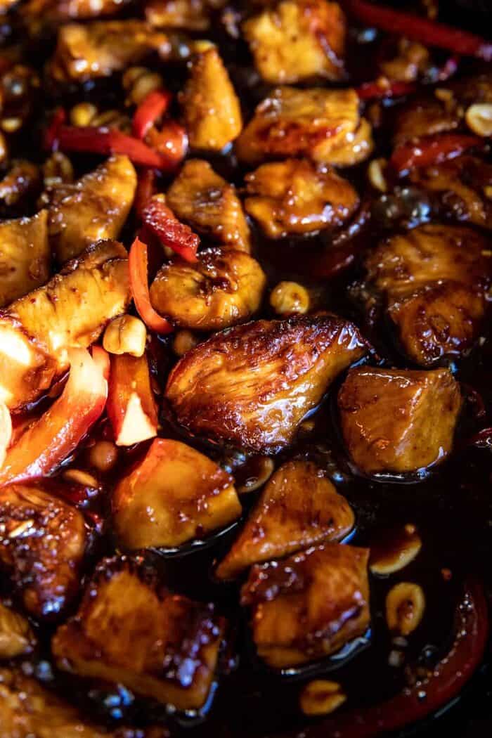 健康25分钟Kung Pao鸡肉在煎锅中烹饪