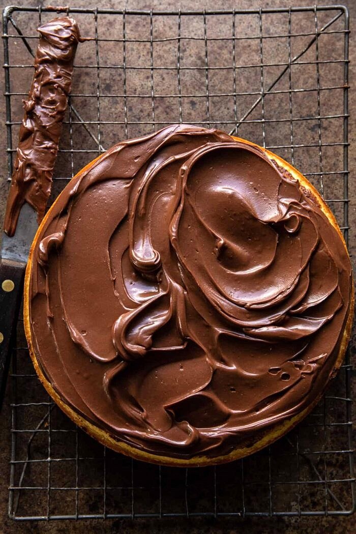 蛋糕的第一层是软糖巧克力糖霜