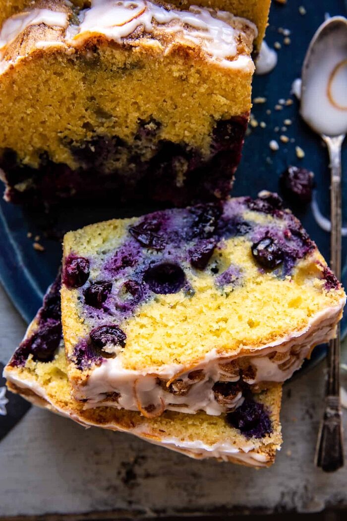 伯爵灰蓝莓柠檬蛋糕片的特写照片
