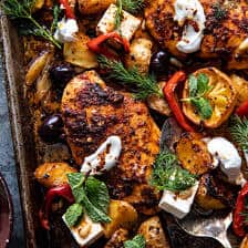 易看希腊板料锅鸡肉souvlaki和土豆。