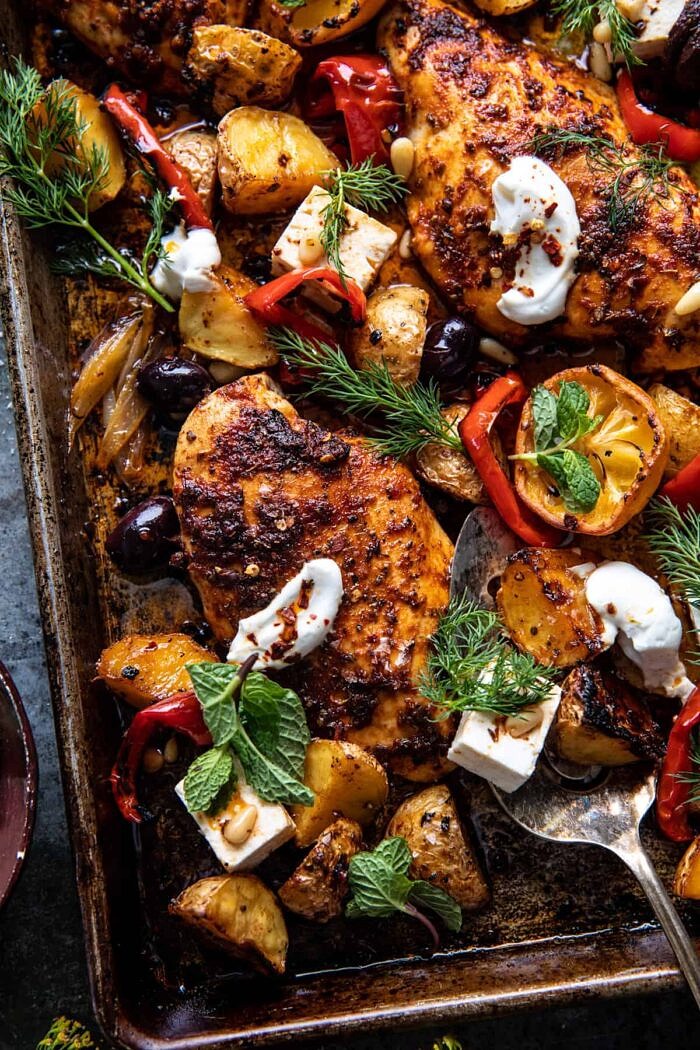 易看希腊板料平底锅鸡肉souvlaki和土豆顶上的照片