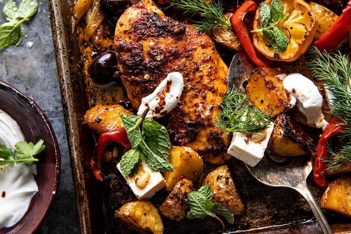 易看希腊板料平底锅鸡肉souvlaki和土豆顶上的水平照片