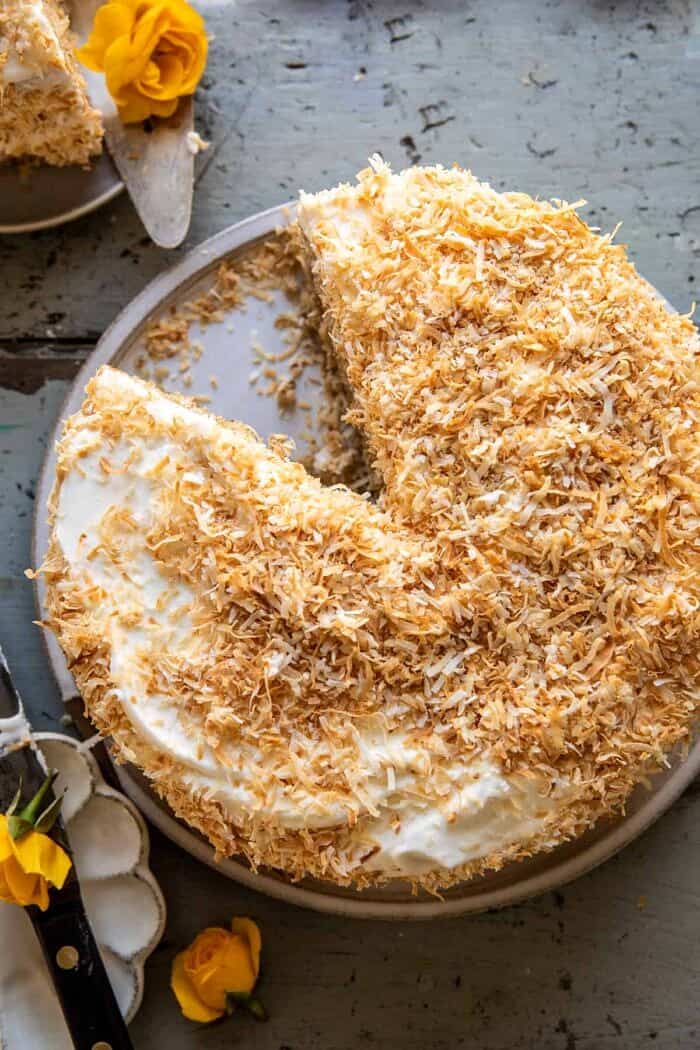 椰子山核桃焦糖黄油蛋糕顶上的照片