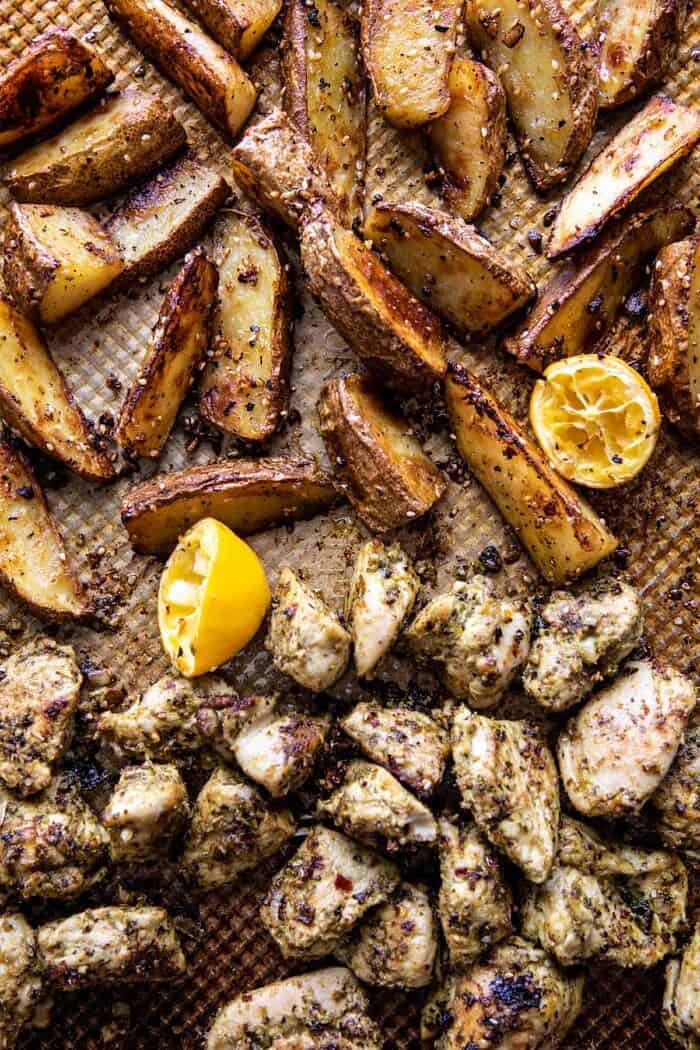 烘烤在烘烤以后的纸板Pesto鸡和柠檬黄油土豆顶上的照片