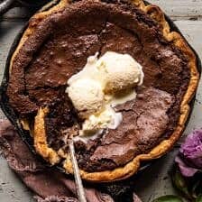 温暖的巧克力软糖煎饼蛋糕|halfbakedharvest.com