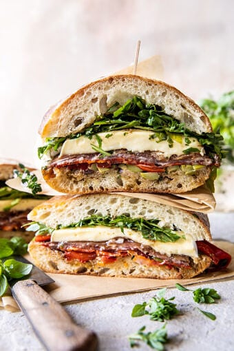 野餐风格的布里干酪和熏火腿三明治|半烤harvest.com