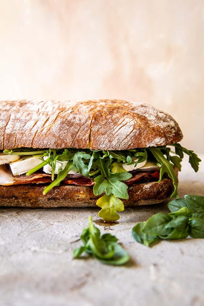 野餐风格Brie和Prosciutto Sandwich |halfbakedharvest.com