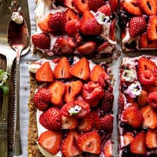 简单的草莓和奶油奶油椒盐脆饼馅饼|halfbakedharvest.com