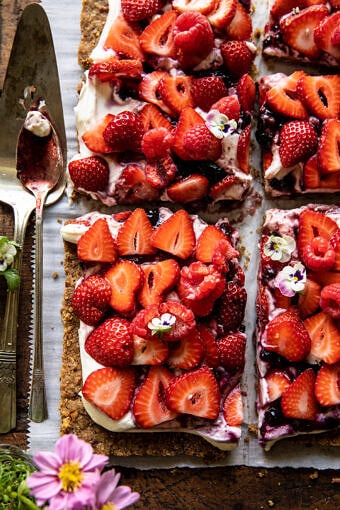 简单的草莓和奶油黑麦椒盐脆饼tart |halfbakedharvest.com